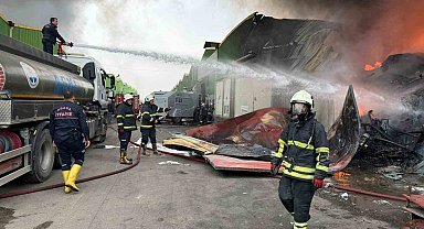 Geri dönüşüm fabrikasında çıkan yangına ekiplerin müdahalesi sürüyor