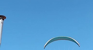 Gökyüzünde gülümseten anlar, paraşütçüyü çaya davet etti