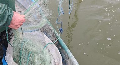 Gölde 800 metre balık ağı ele geçirildi