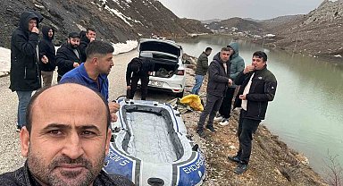 Göle dönen yayla yolundan botla geçip köylerine gittiler