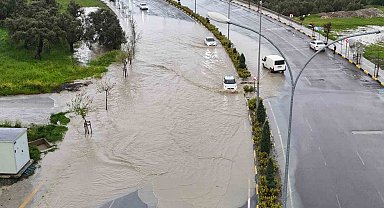 Göle dönen yolda araçların zorlu ilerleyişi havadan görüntülendi