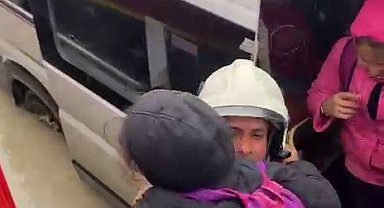 Göle dönen yolda mahsur kalarak korku dolu anlar yaşayan servisteki öğrencileri itfaiye kurtardı