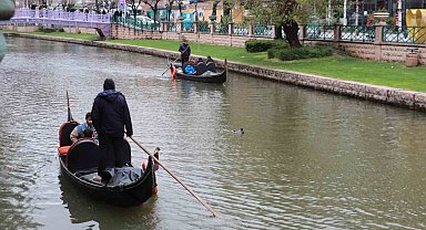 Gondolların yol arkadaşı ördekler oldu