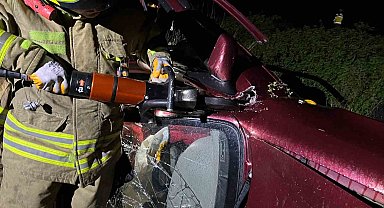 Gönen'de meydana gelen kazada araçta sıkışan şahıs kurtarıldı