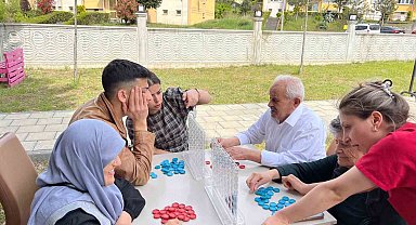 Gönüllü gençlerden alzheimer hastalarına moral desteği