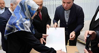 Görme engelli hafıza Vali Aydoğdu'dan Braille alfabesiyle yazılmış Kur'an hediye