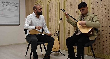 Görme engelli Umut, Aşık Veysel'in yolundan gidiyor