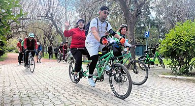 Görme engelliler, tandem bisikletle sınırlarını aşıyor