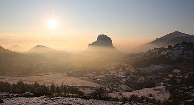 Gün doğumunda sis altında kalan kale kendisine hayran bıraktı