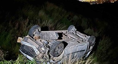 Hafif ticari araç, antik kent girişinde şarampole yuvarlandı: 2 yaralı