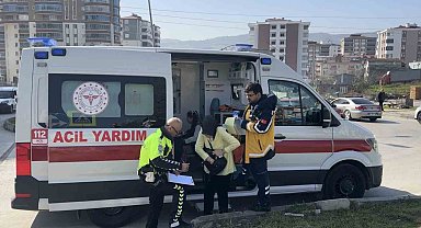 Hafif ticari araç ile otomobil çarpıştı: 3 çocuk yaralı