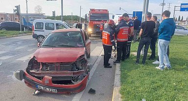 Hafif ticari araç ile otomobil çarpıştı: 4 yaralı