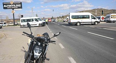Hafif ticari araç kırmızı ışıkta bekleyen motosiklete çarptı: 2 yaralı