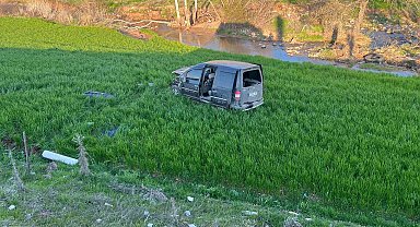 Hafif ticari araç şarampole yuvarlandı