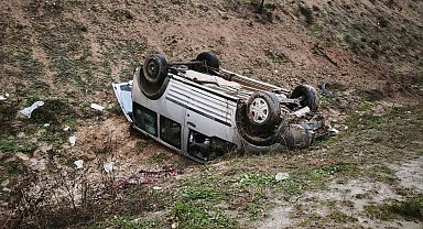 Hafif ticari araç takla attı: 4 yaralı