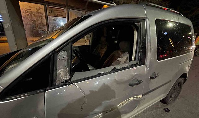 Hafif ticari araç üniversite öğrencisine çarptı: 3 yaralı