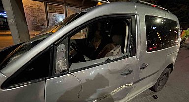 Hafif ticari araç üniversite öğrencisine çarptı: 3 yaralı