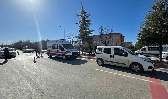 Hafif ticari aracın çarptığı hemşirelik bölümü öğrencisi genç kız yaralandı