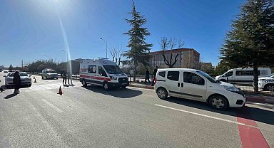 Hafif ticari aracın çarptığı hemşirelik bölümü öğrencisi genç kız yaralandı