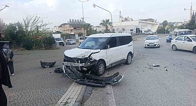 Hafif ticari araçla çarpışan otomobilin sürücüsü yaralandı