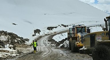 Hakkari İl Özel İdaresi ekipleri geceyi yolda geçirdi