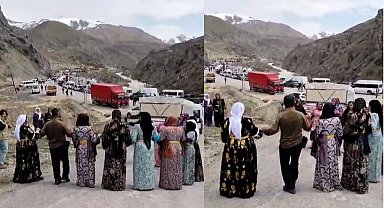 Hakkari-Van yolunda heyelan yolu kapattı, halay moral oldu
