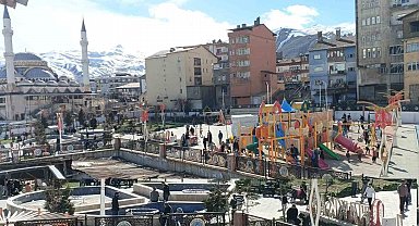 Hakkari'de güneşli havayı fırsat bilenler parka akın etti