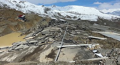 Hakkari'de heyelan: Tesis büyük hasar gördü, kara yolunda dev yarıklar oluştu