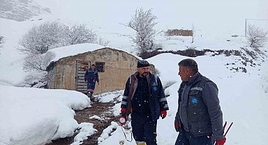 Hakkari'de kar altında su deposu kontrolü
