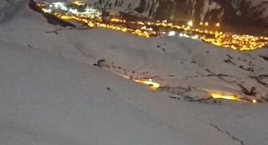 Hakkari'de masalsı şehir görüntüsü eşliğinde tilkilerin oyunu