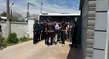 Halfeti Belediyesine operasyonda gözaltına alınan şüpheliler adliyeye sevk edildi