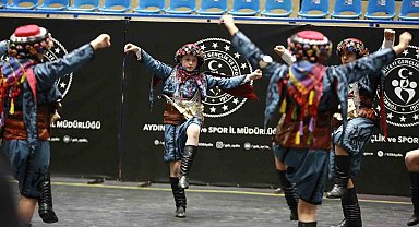 Halk oyunları ekipleri birincilik için ter döktü