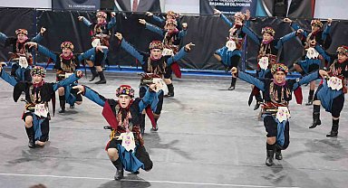 Halk oyunları şöleni Buldan'da izleyenleri mest etti