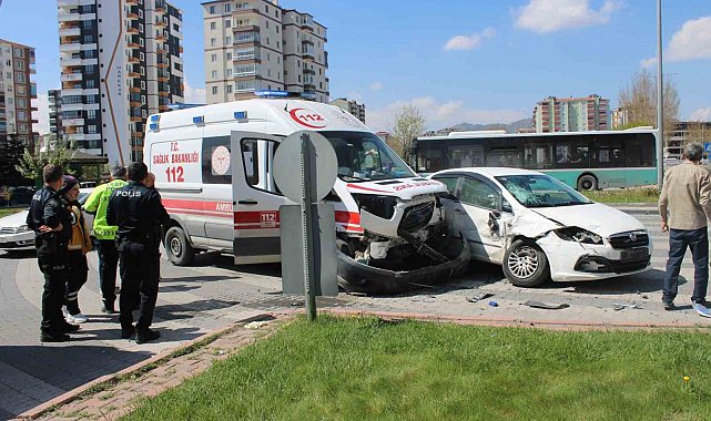 Hasta taşıyan ambulansla otomobil çarpıştı: 2 yaralı