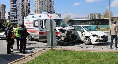 Hasta taşıyan ambulansla otomobil çarpıştı: 2 yaralı