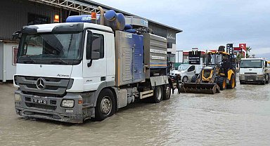Hatay Büyükşehir Belediyesi ekipleri, 110 noktaya müdahale ederek 32 vatandaşı kurtardı