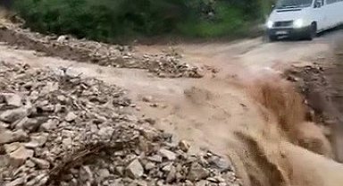 Hatay'da heyelan yaşanan yol ulaşıma kapandı