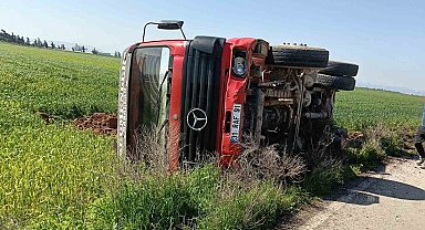 Hatay'da sürücüsünün kontrolünü kaybettiği tır devrildi