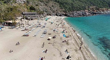 Hava sıcaklığının 24 dereceye yükseldiği Alanya'da sahiller doldu