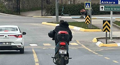 Hayat kurtaracak kaskı kolunda taşıdı