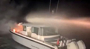 Haydarpaşa açıklarında yanan tekne alevlere teslim oldu