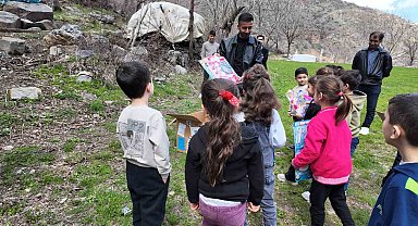 Hayırsever polisten binlerce öğrenciye anlamlı destek