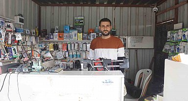 Hırsızın, arkadaşını 'sadece sıfır telefonları al' diyerek yönlendirdiği 150 bin TL'lik soygun kamerada