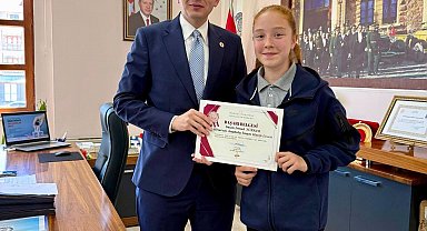 Hisarcık Kaymakamı Erkan Atam'dan başarılı öğrenciye ödül