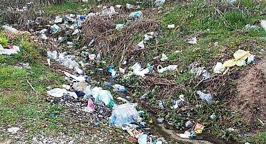 Hisarcık'ta çeşmenin çevresi çöplüğe döndü