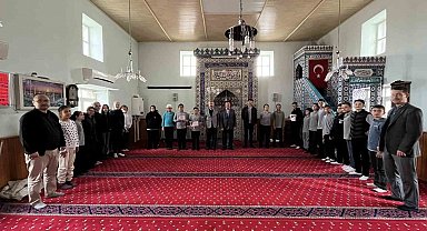 Hisarcık'taki camilerde müezzinlik yapan öğrenciler ödüllendirildi