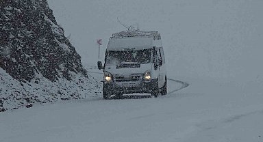 Hizan-Bahçesaray yolunda kar etkili oluyor