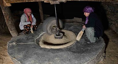 Hizan'da asırlık su değirmeniyle doğal pirinç üretimi sürüyor