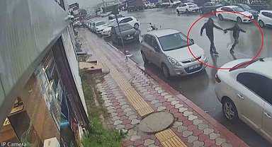 İçi para dolu çantayı sinsice kendine yaklaşan kapkaççıya kaptırmayan kuyumcu, çantasına göz diken şahsı yakalayabilmek için metrelerce kovaladı o anlar kamerada