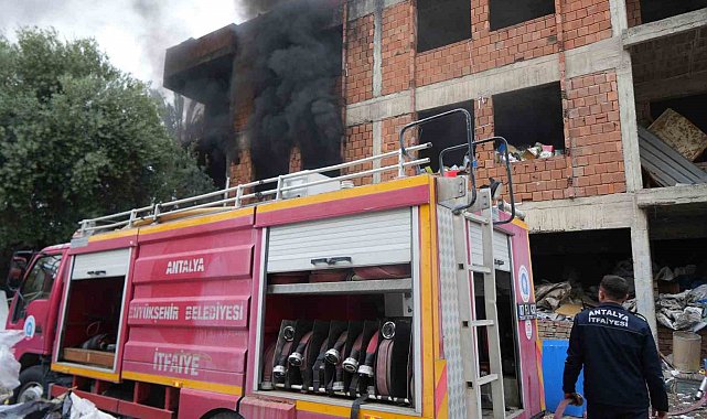 İçi ve etrafı çöplerle dolu metruk bina yangını mahalleliyi tedirgin etti